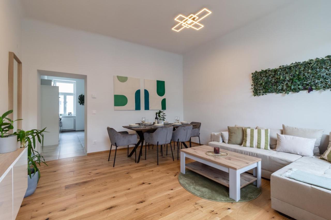 Cozy, Generous City Apartment - 10 Min To City-Centre - Contactless 24H Check-In Wina Bagian luar foto