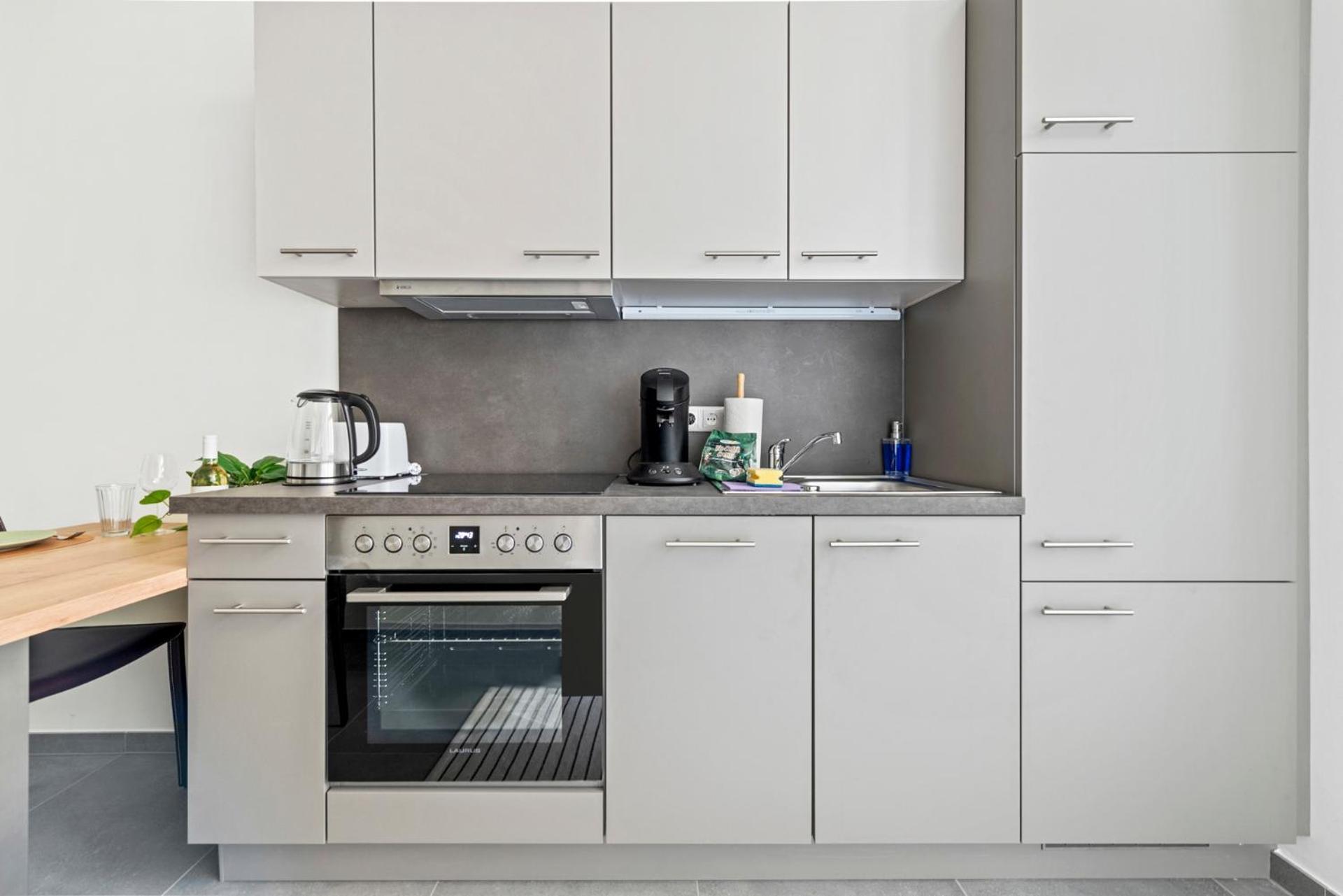 Cozy, Generous City Apartment - 10 Min To City-Centre - Contactless 24H Check-In Wina Bagian luar foto
