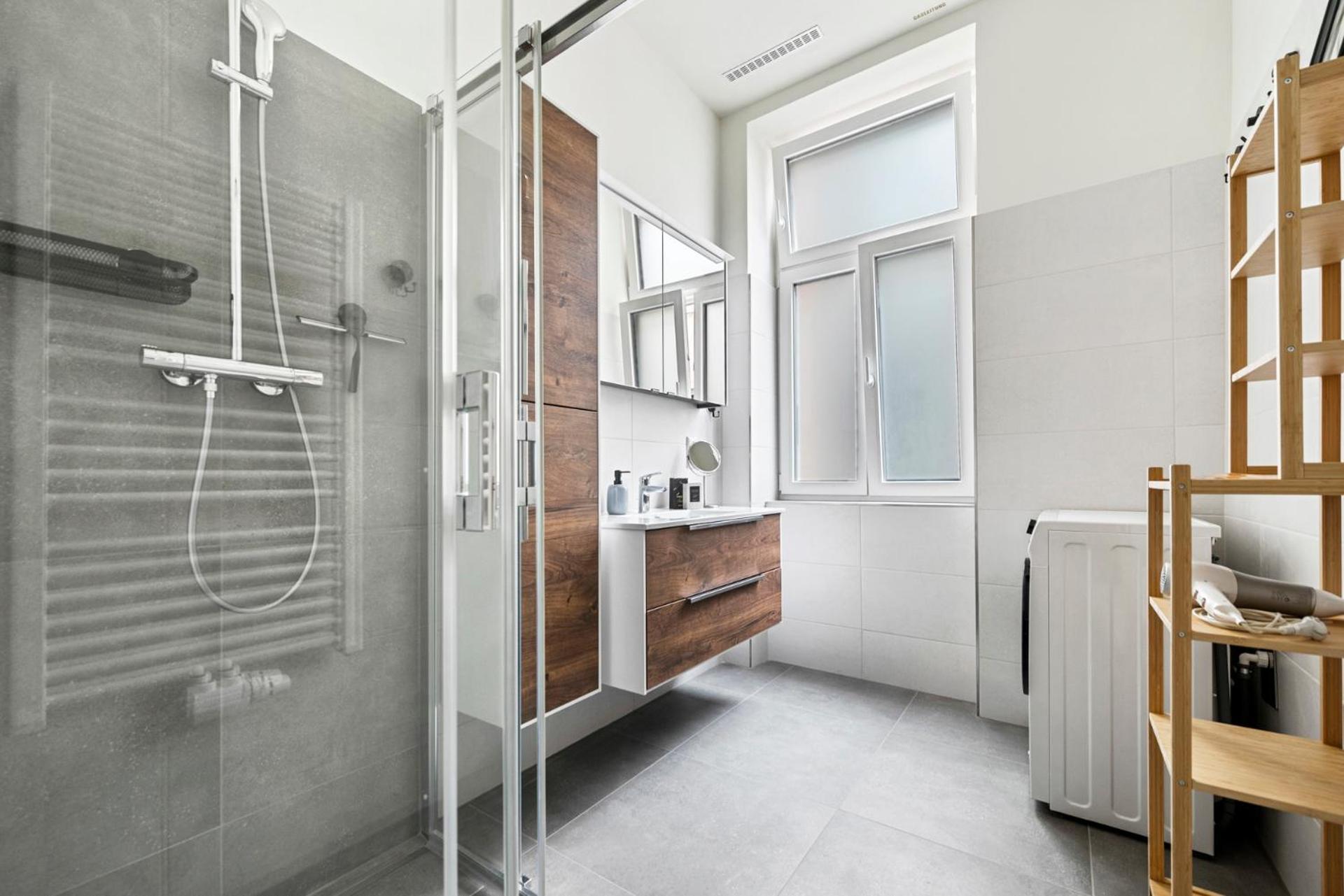 Cozy, Generous City Apartment - 10 Min To City-Centre - Contactless 24H Check-In Wina Bagian luar foto