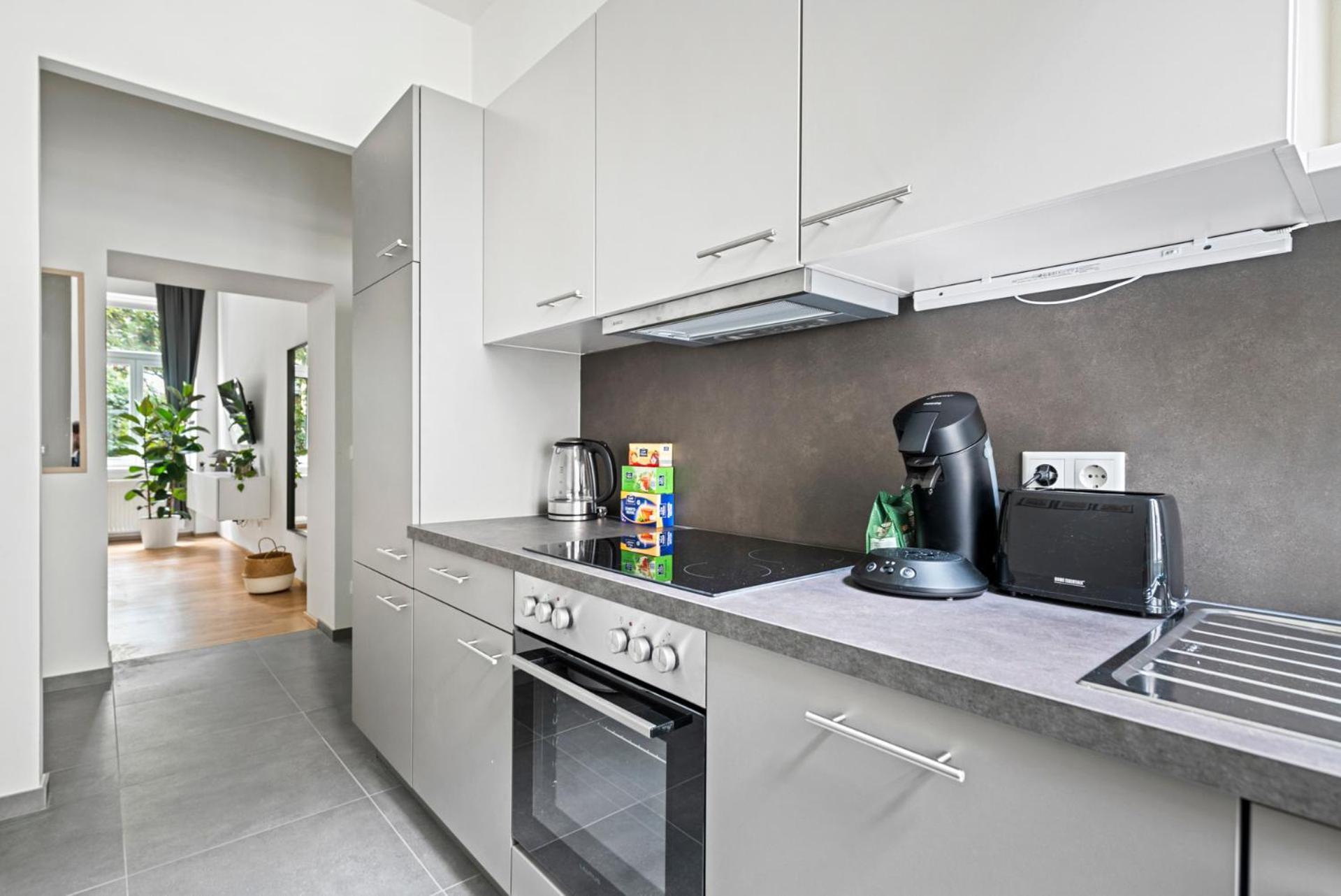 Cozy, Generous City Apartment - 10 Min To City-Centre - Contactless 24H Check-In Wina Bagian luar foto
